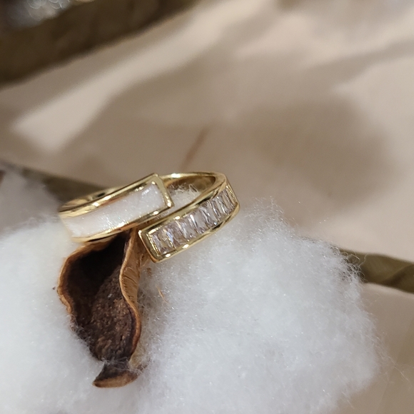 🎉🎉NEW🎉🎉 GORGEOUS!! Adjustable White Enamel And CZ Baguettes Claw Ring - Picture 16 of 16